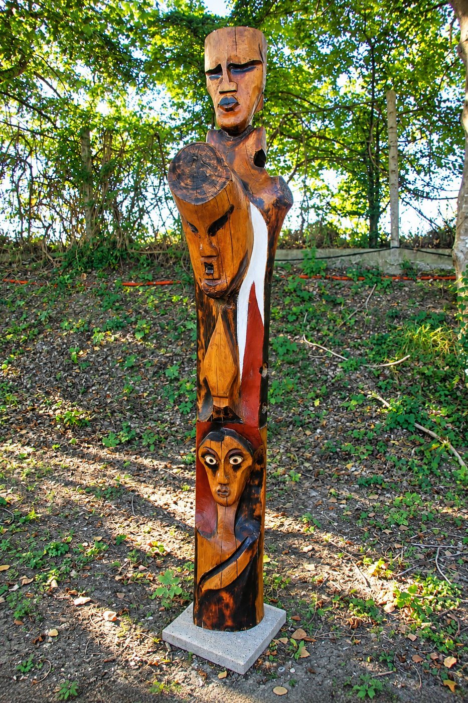 Totem rouge et blanc — Vincenzo Follykoué