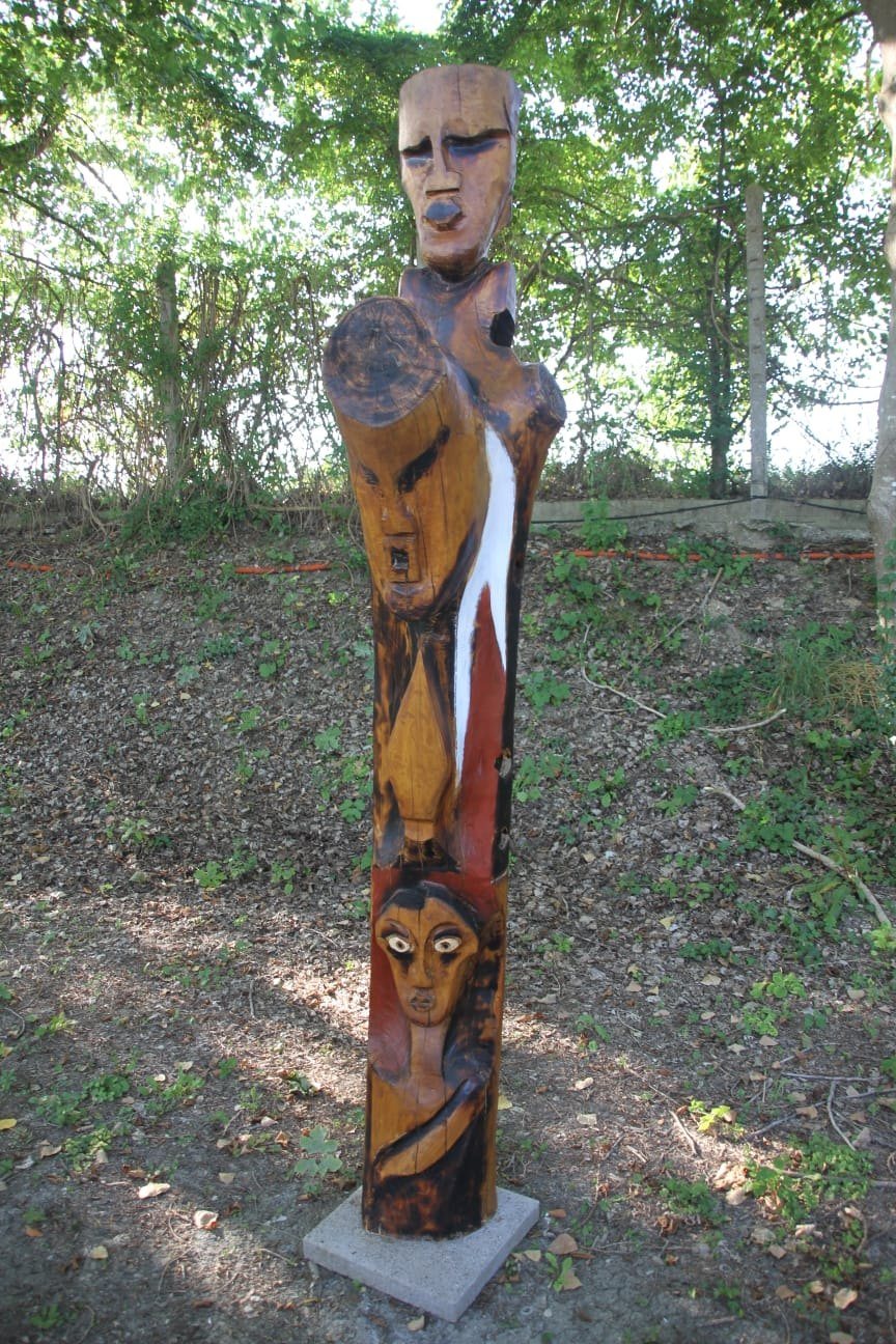 Totem rouge et blanc — Vincenzo Follykoué