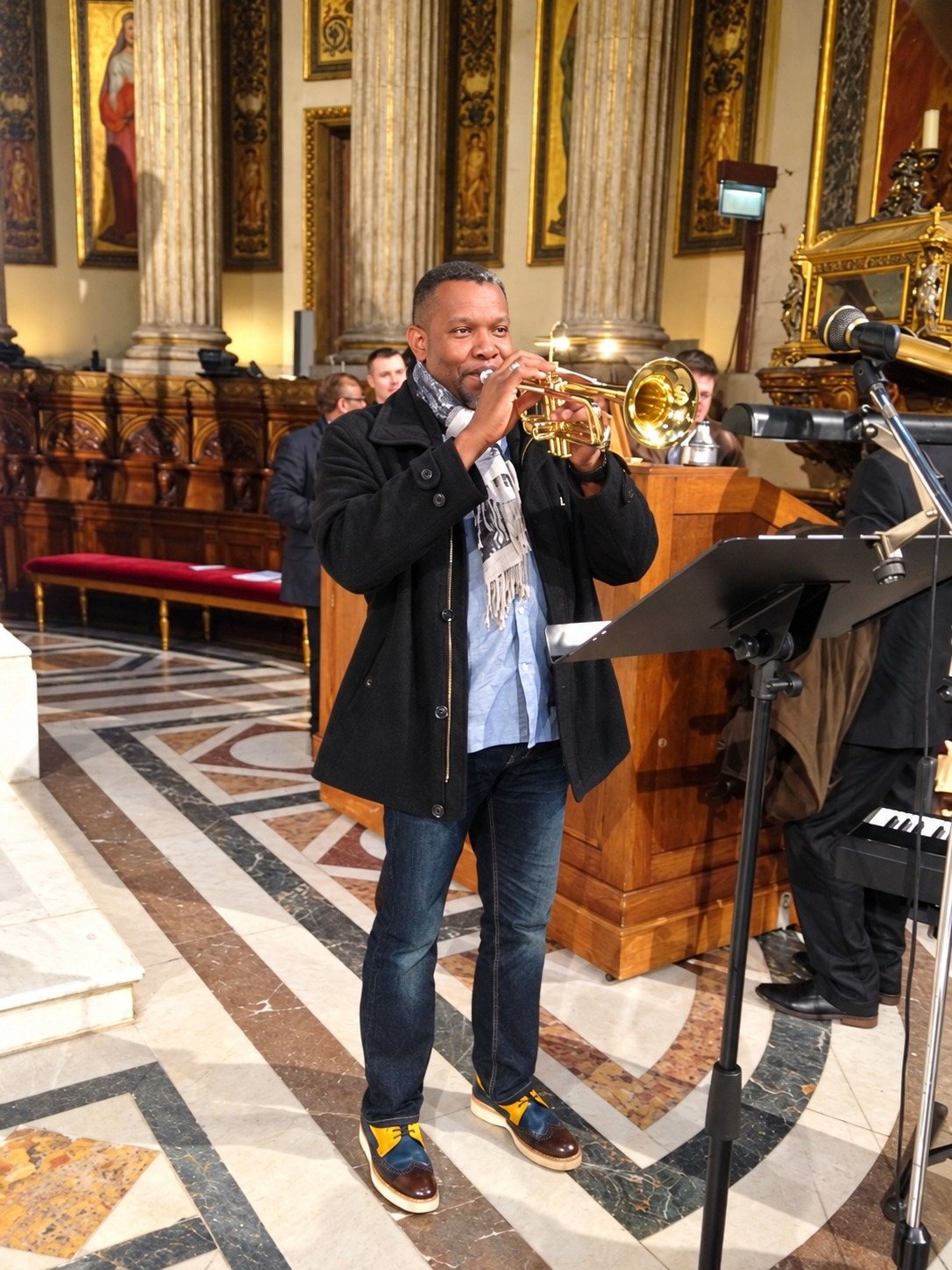 Vincenzo Follykoué en concert à la trompette dans une église