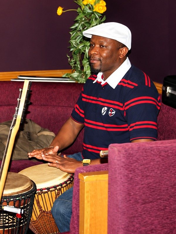 Vincenzo Follykoué aux percussions